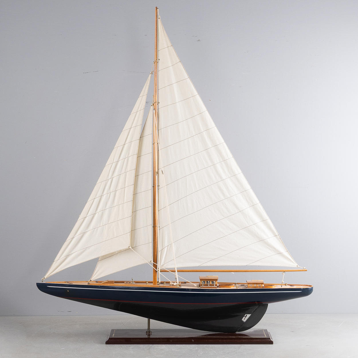 SKEPPSMODELL, bemålat trä, 1900-talets andra hälft.