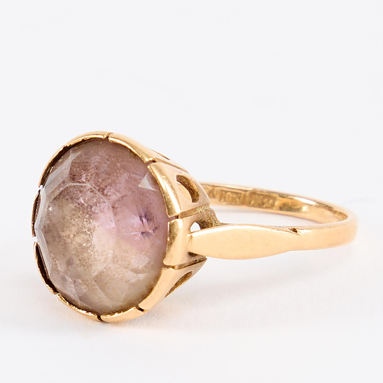 RING, guld 18K, med syntetisk lila sten.