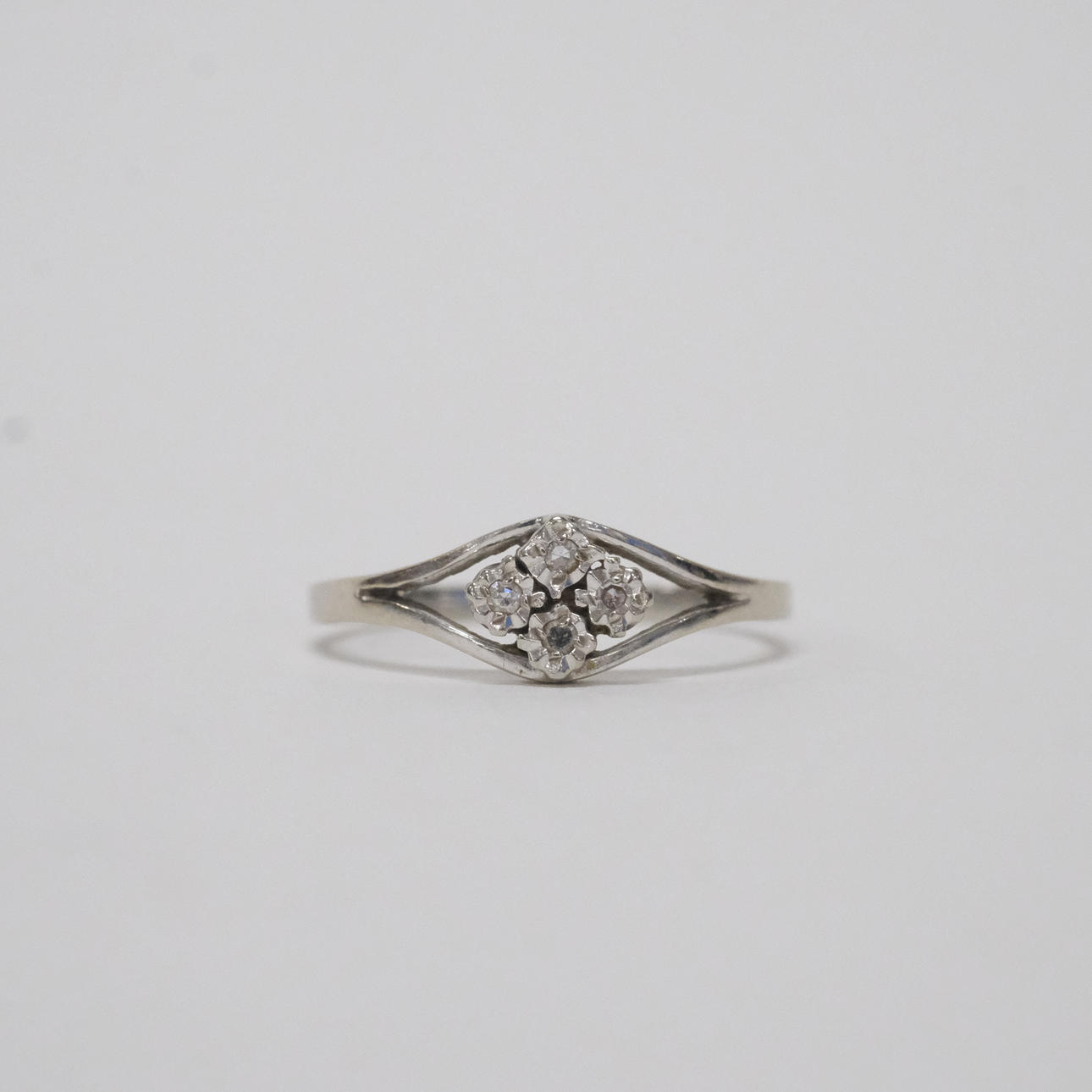 RING WITH 4 SMALL DIAMONDS, 18K WHITE GOLD.