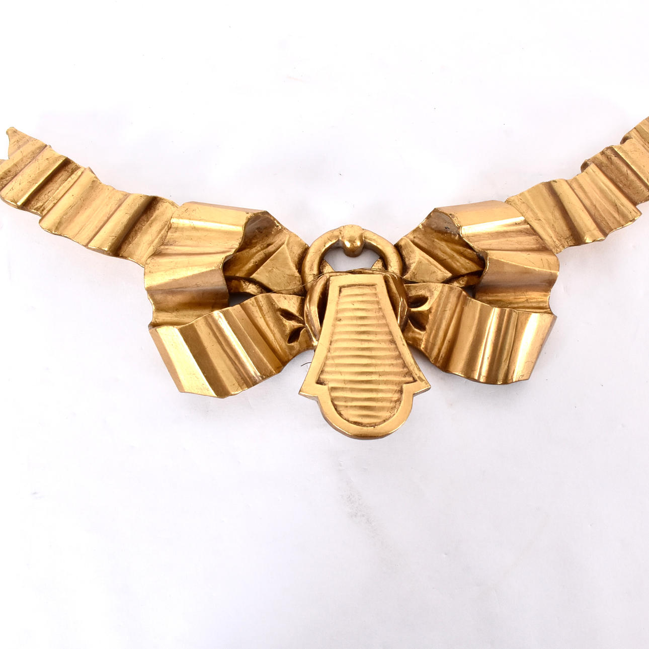 KRÖN, skuret och förgyllt trä.