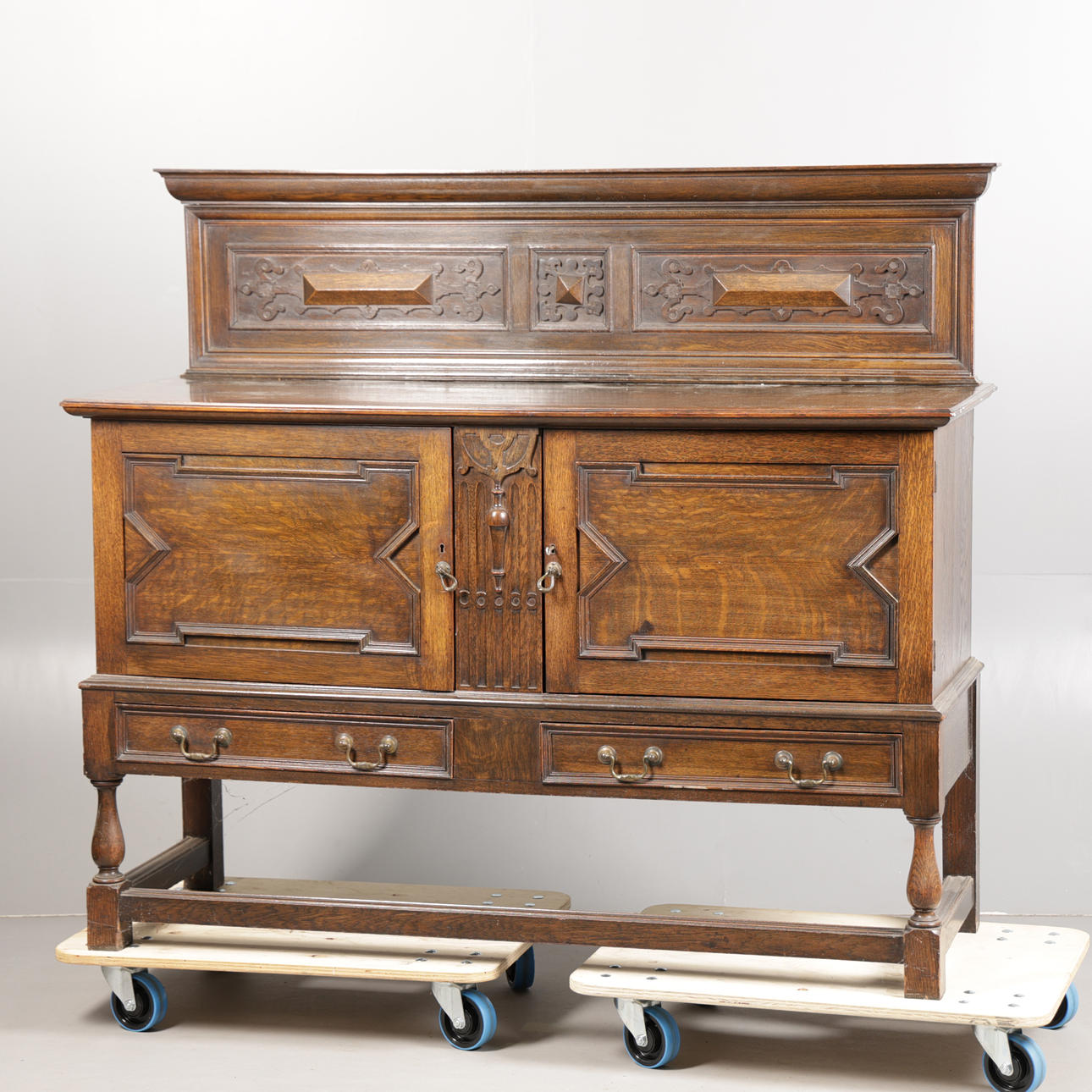 AN EARLY 20TH CENTURY OAK SIDEBOARD.