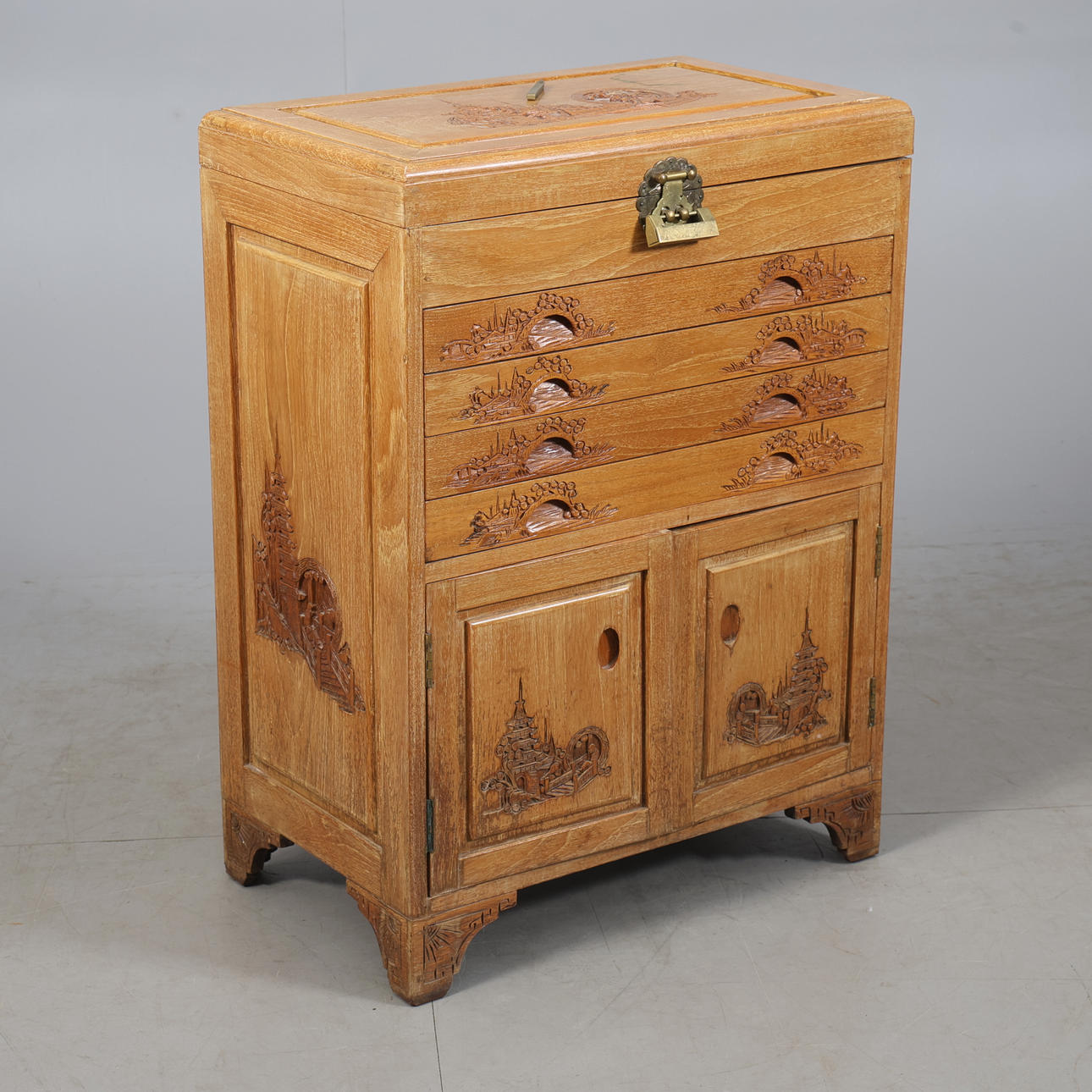 BESTICKSCHTULL, orientalisk, 1900-talets första hälft.