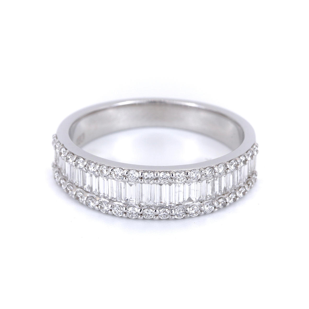 18CT WHITE GOLD DIAMOND SET RING (0.77CT).