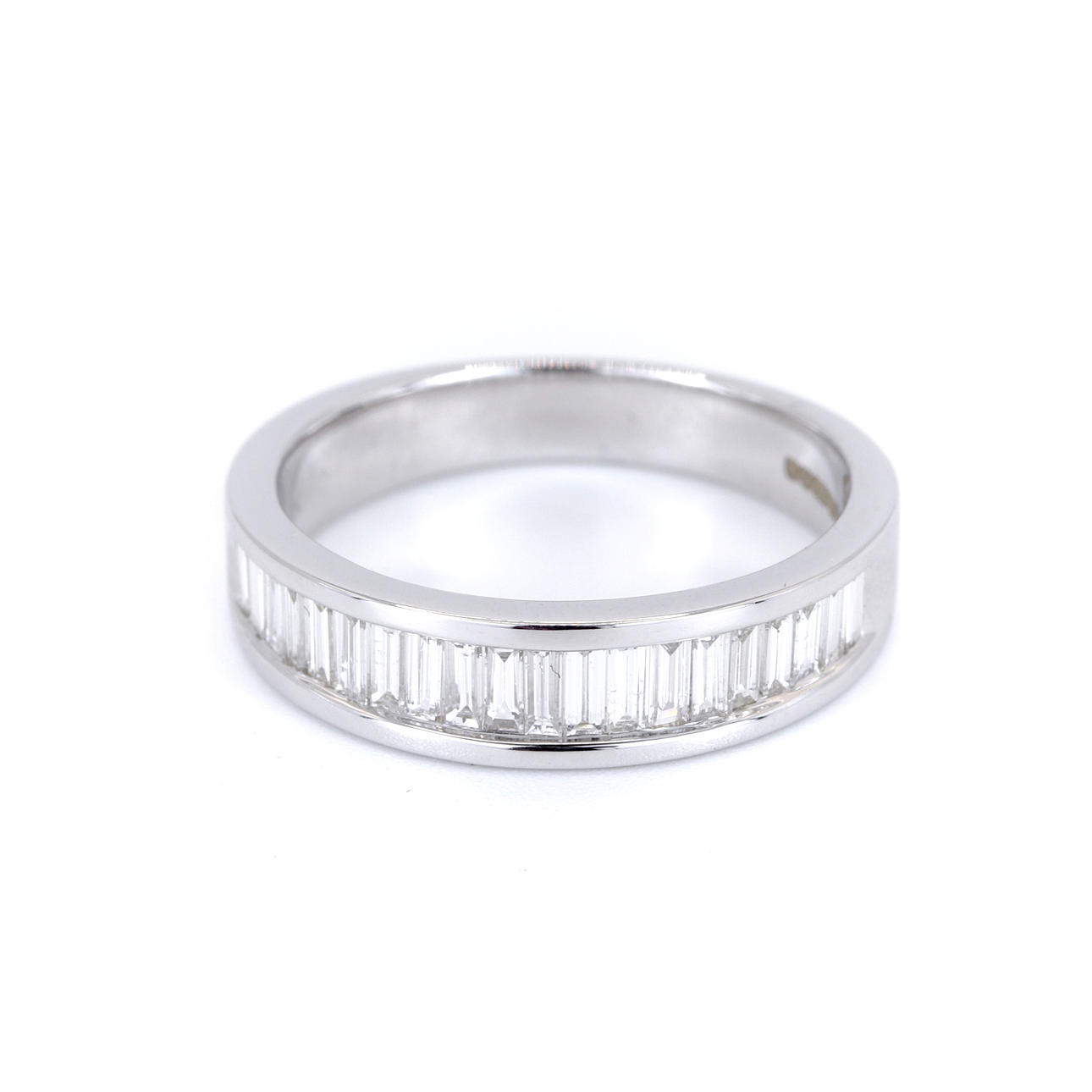 18CT WHITE GOLD DIAMOND SET RING (0.55CT).