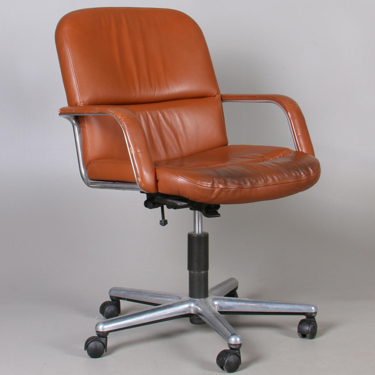 SNURRSTOL, läder och metall, Norge, 1900-tal.