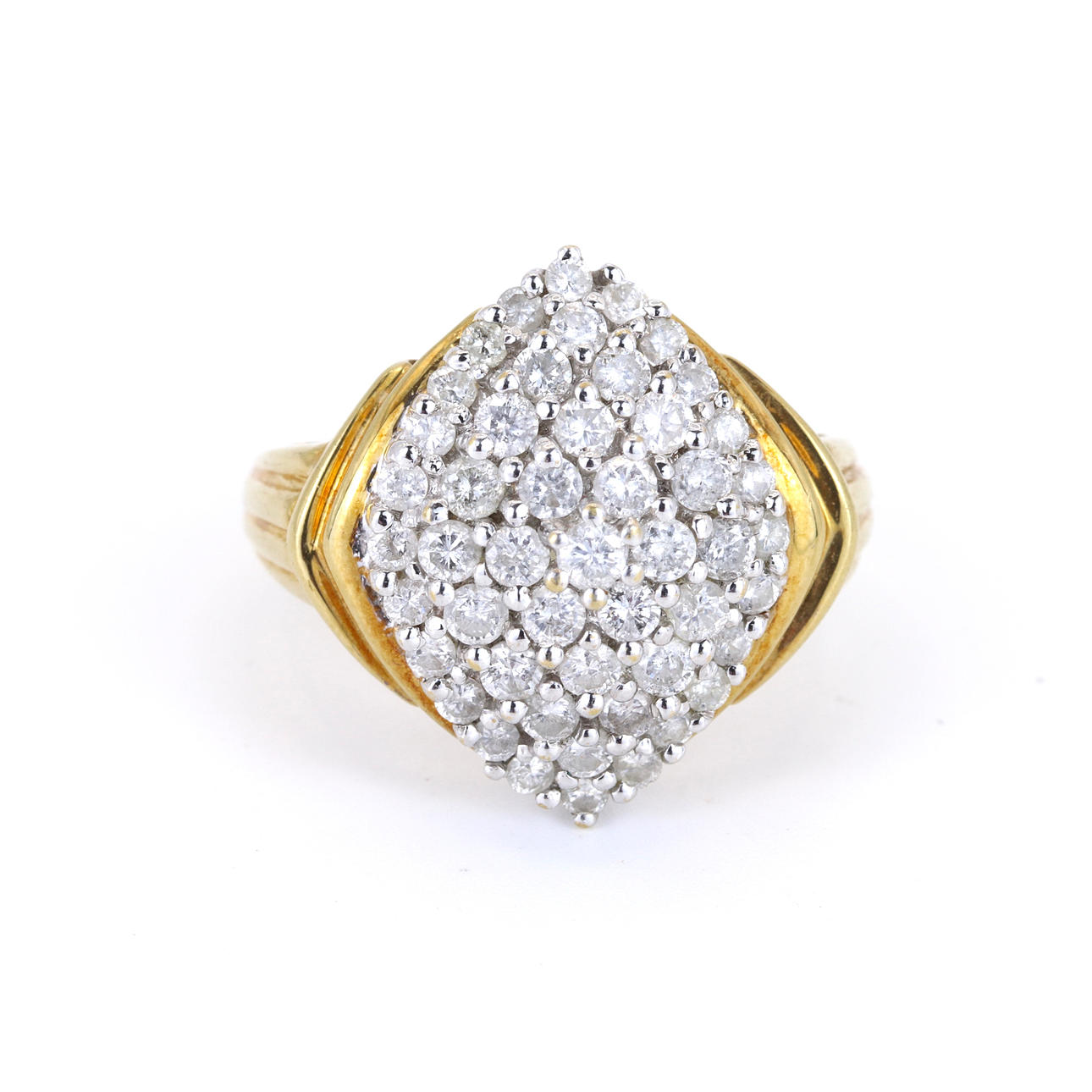 18CT YELLOW GOLD DIAMOND SET CLUSTER RING.