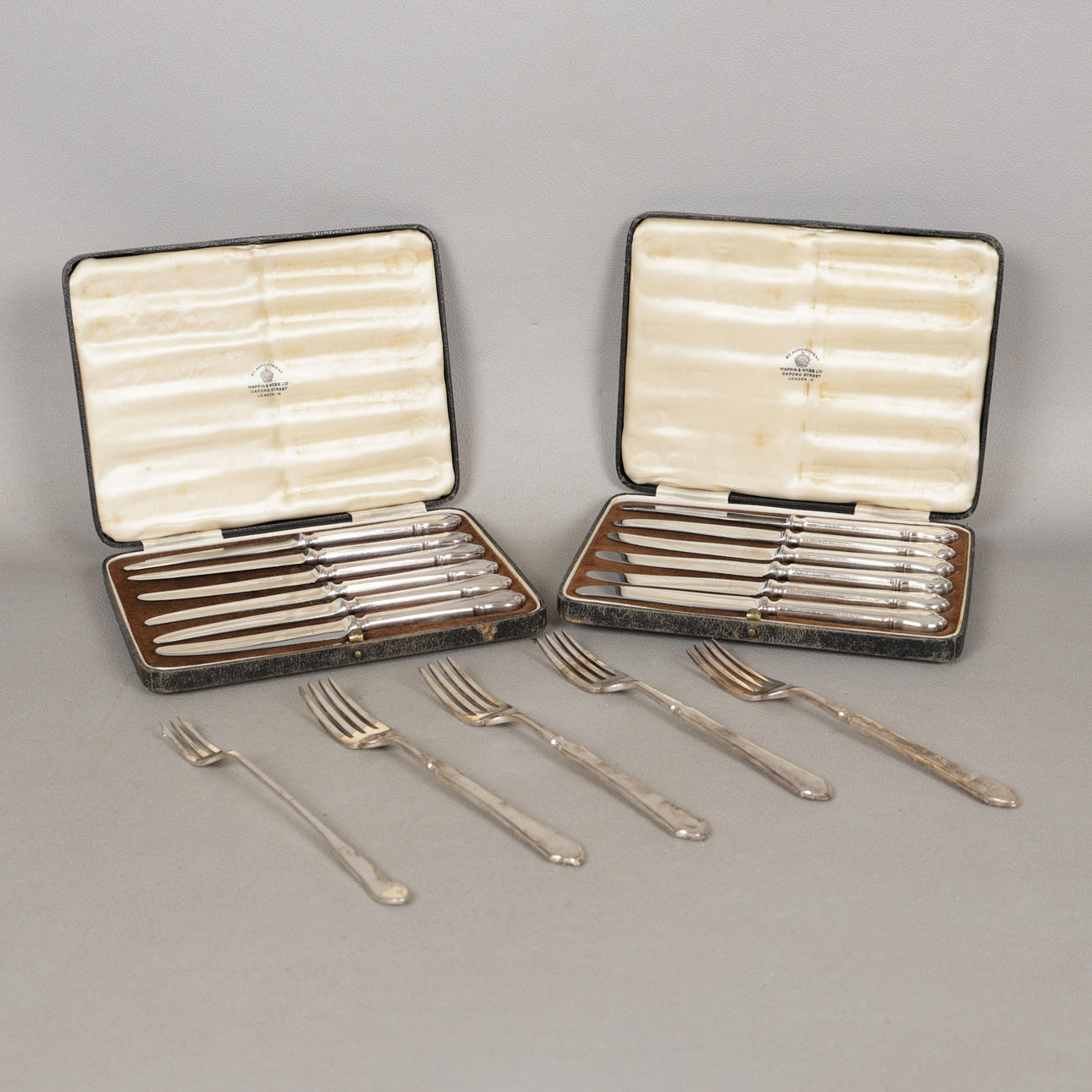 A COLLECTION OF SILVER PLATED WARE (QTY).