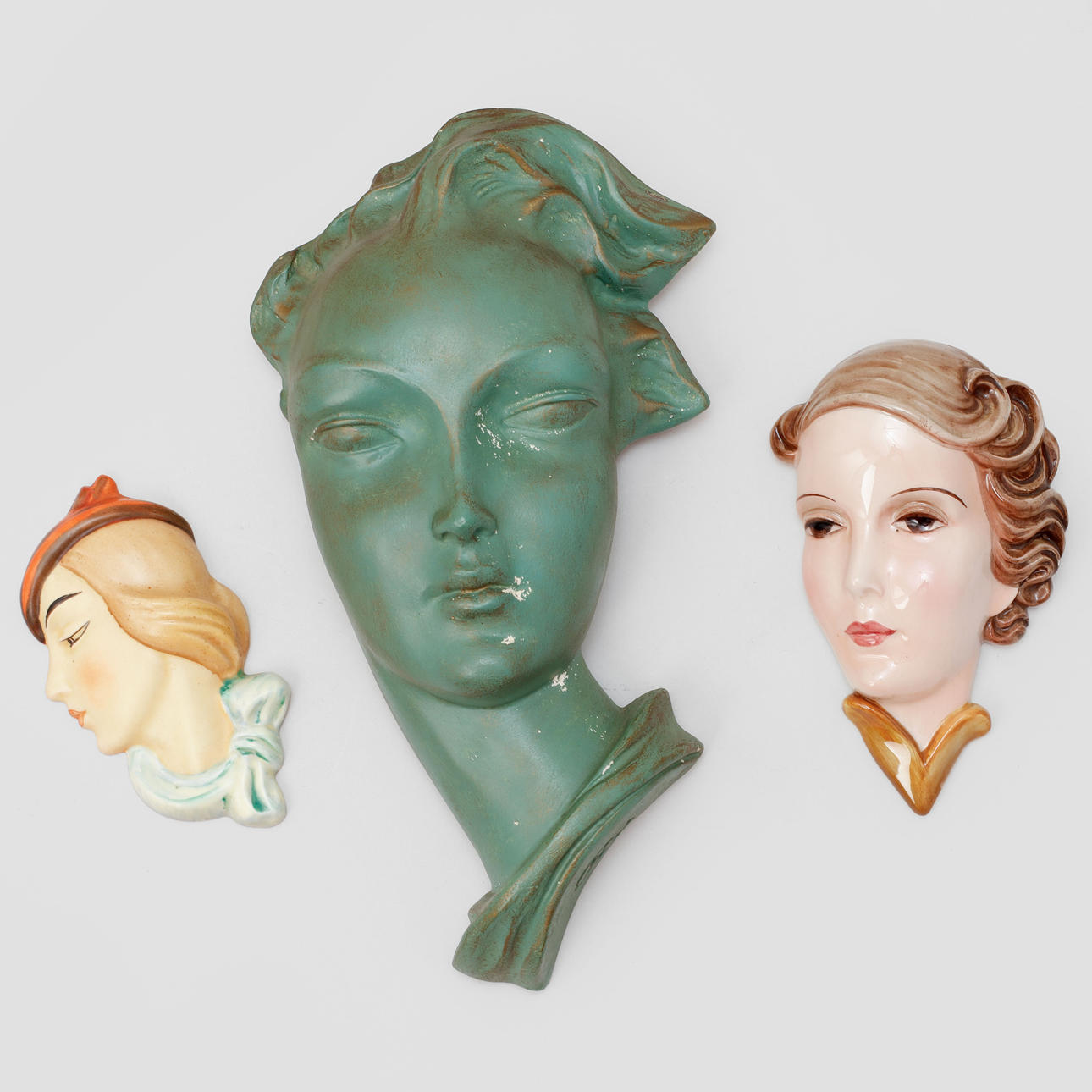 VÄGGRELIEFER, 3 st, porslin och gips.