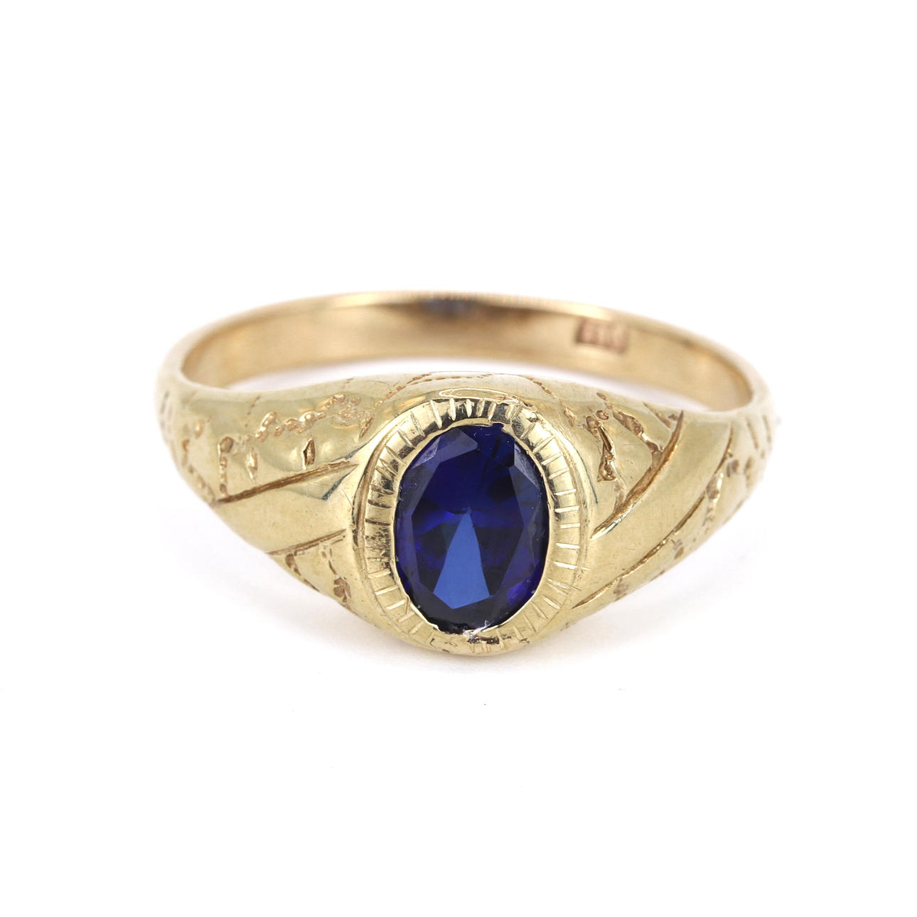 9CT YELLOW GOLD SAPPHIRE SIGNET RING.