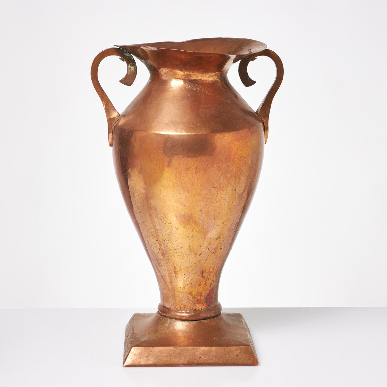 VAS/URNA, med hänklar, koppar, 1900-tal.