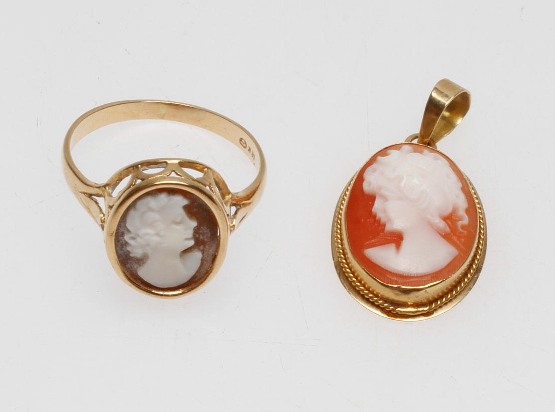 CAMÉRING SAMT CAMÉHÄNGE, 18k guld, total vikt ca 4,2 gr.