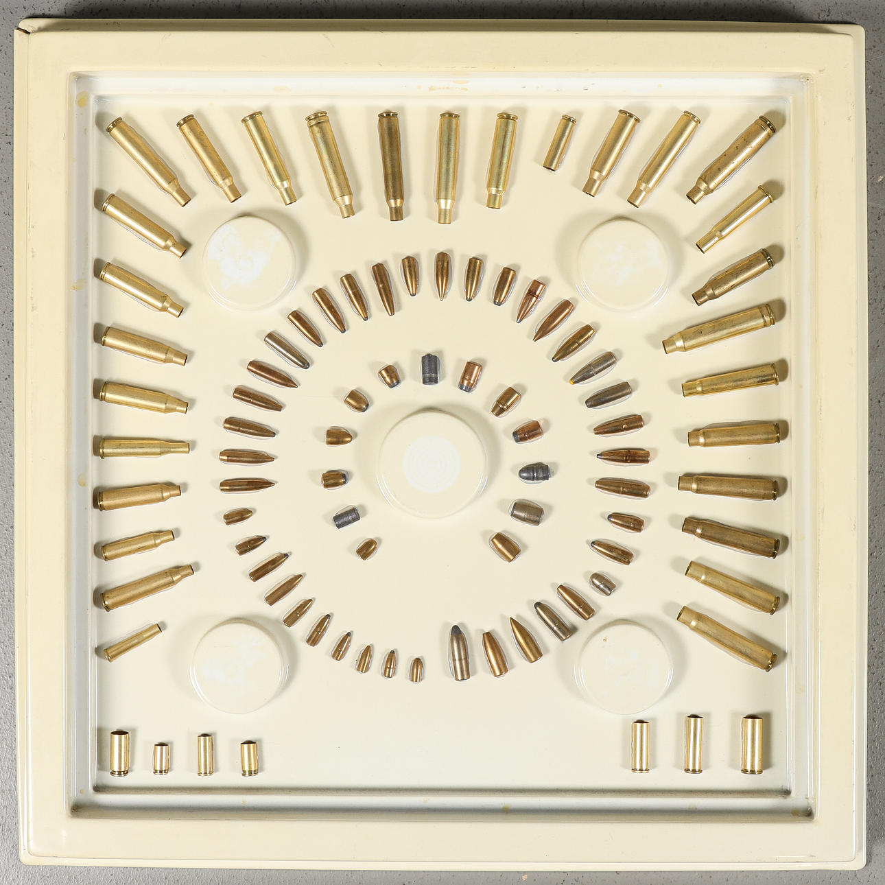 TAVLA med patroner och kulor.