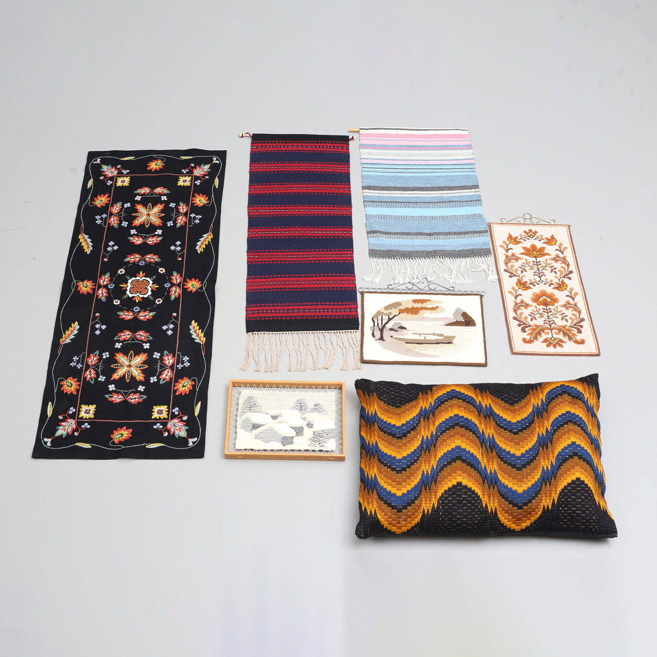 TEXTILES, 7 pieces, tissue, embroidery.