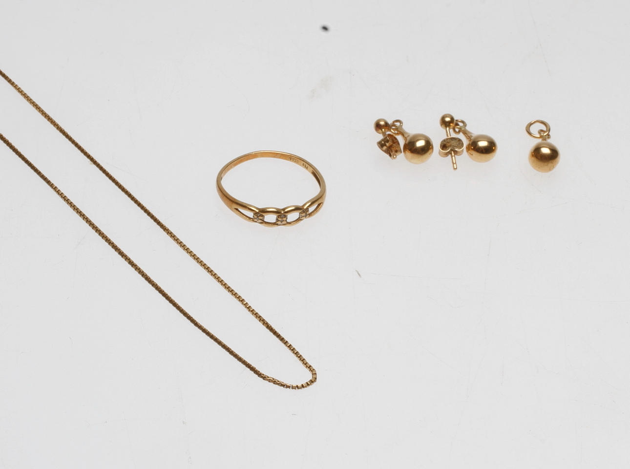 GULDSMYCKEN, 18k guld, vikt ca 5.6 gr.