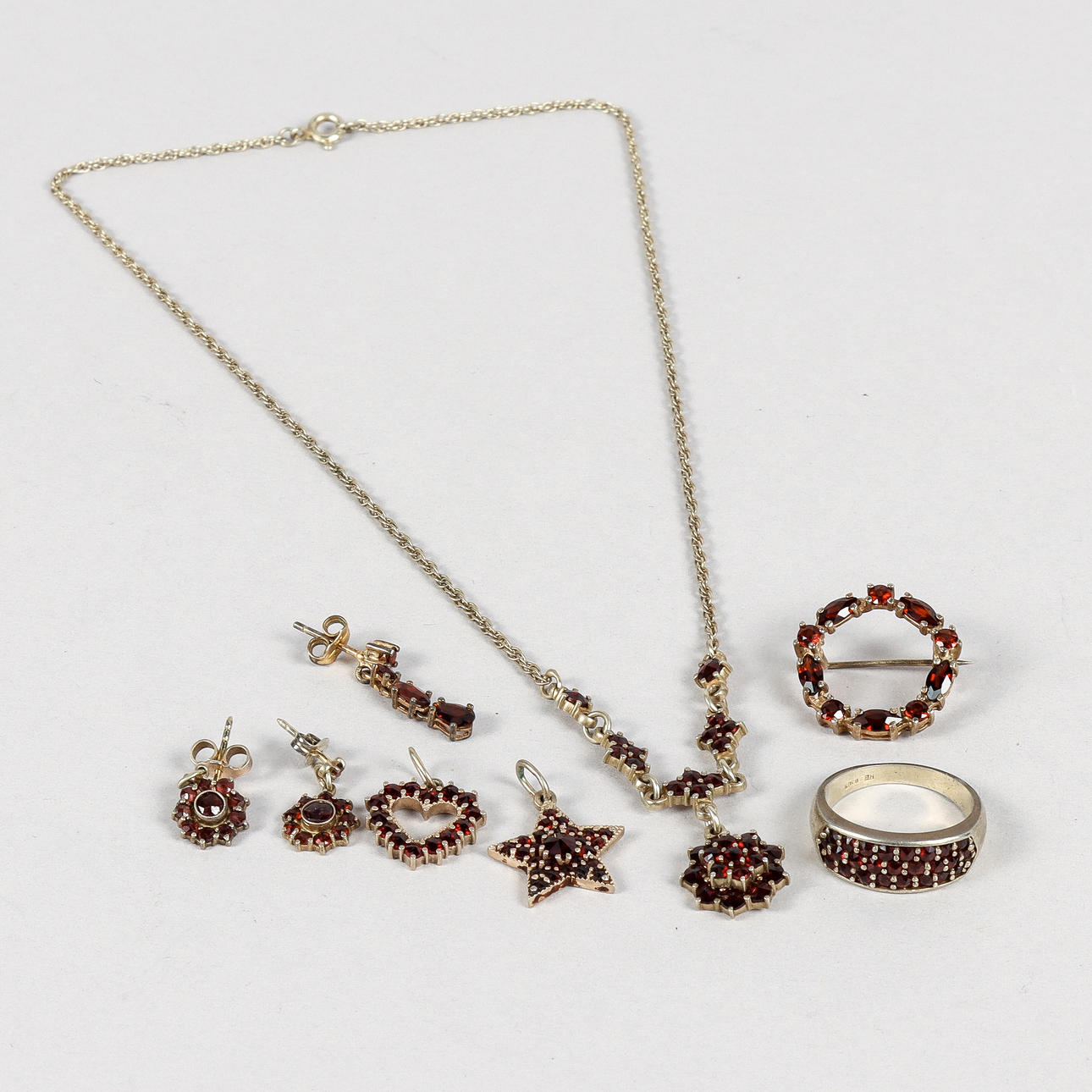 JEWELRY gilded silver with garnets.