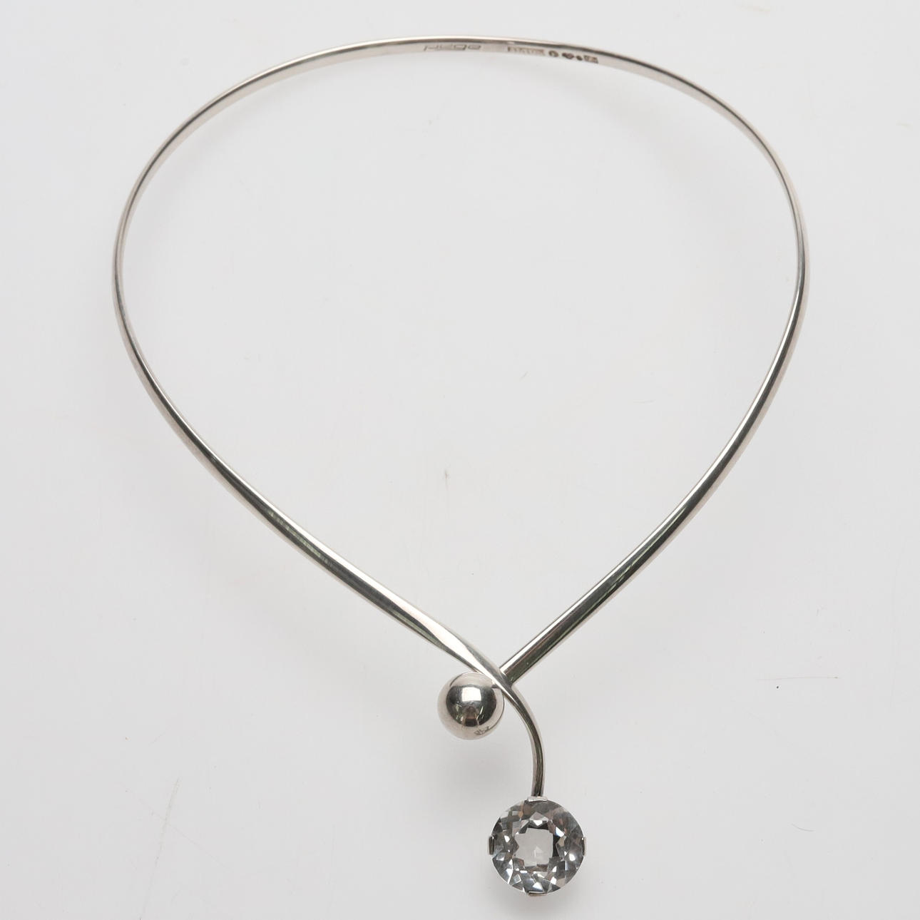 KARL-ERIK PALMBERG. för Alton, Falköping, Collier av silver med bergskristall.