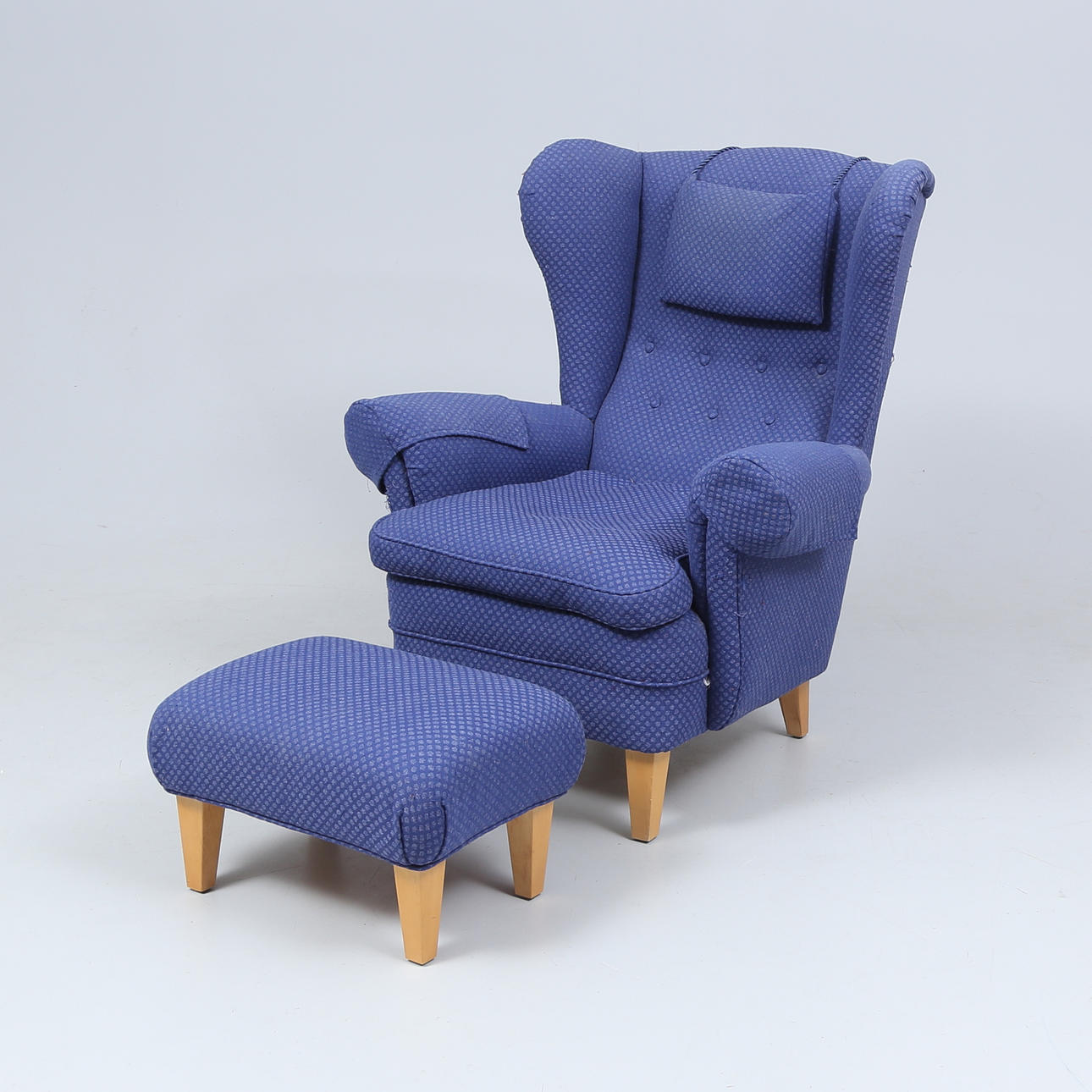 ARMCHAIR with PALLET, earlobe model.