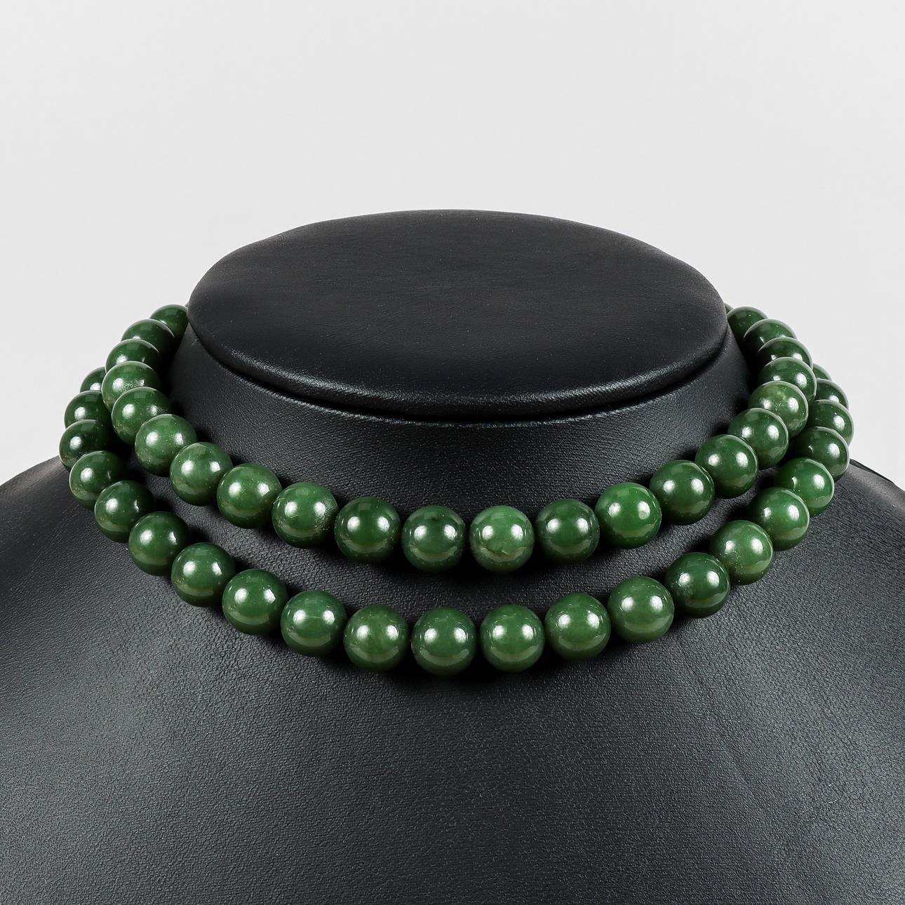 A NECKLACE, green jade beads.