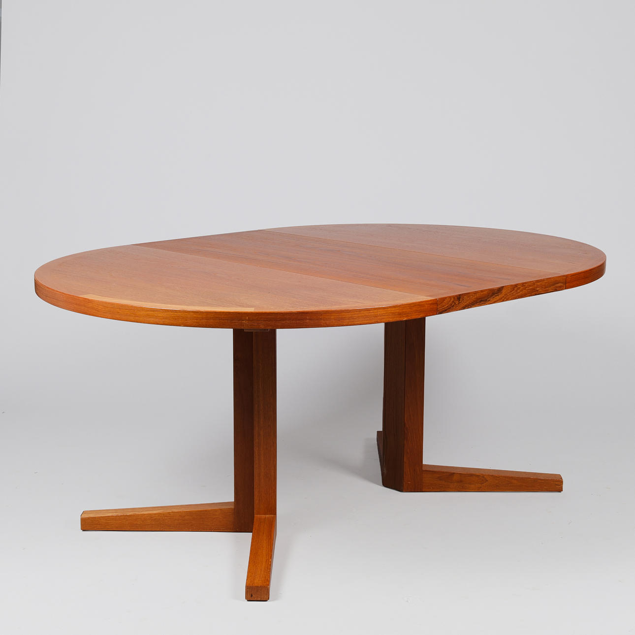 JOHN MORTENSEN. Circular teak dining table with one additional plate, Heltborg Møbler, Denmark, 1960s, (1+1).