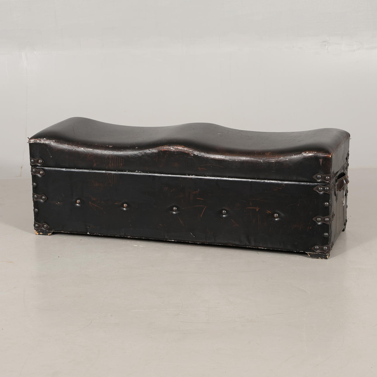 SEAT POUCH with storage.