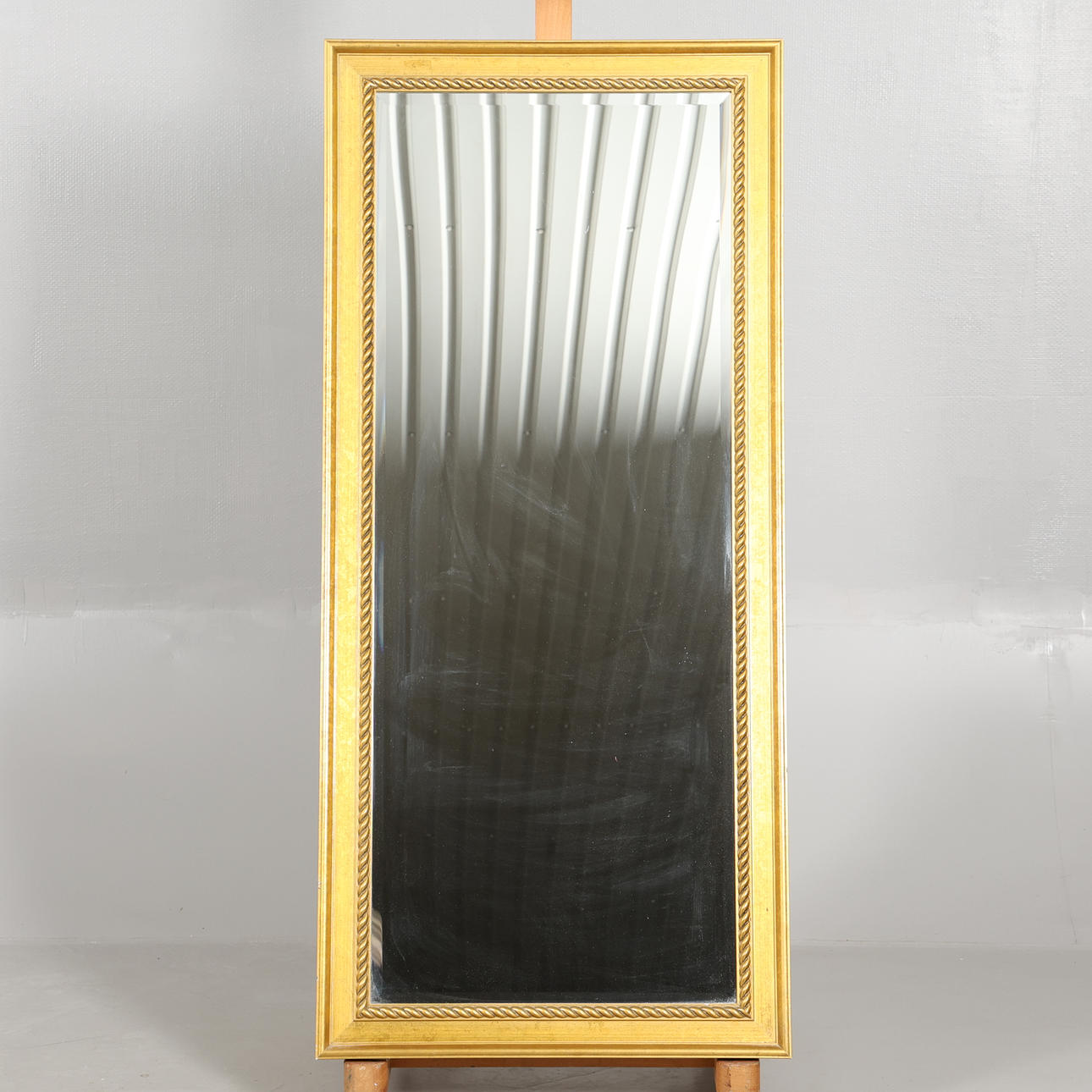 SPEGEL med förgylld ram.