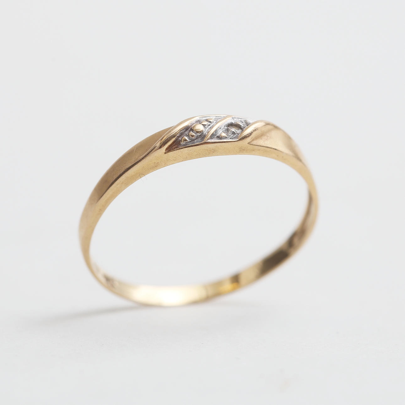 RING, 18 k guld med sten, 1,05 gram.