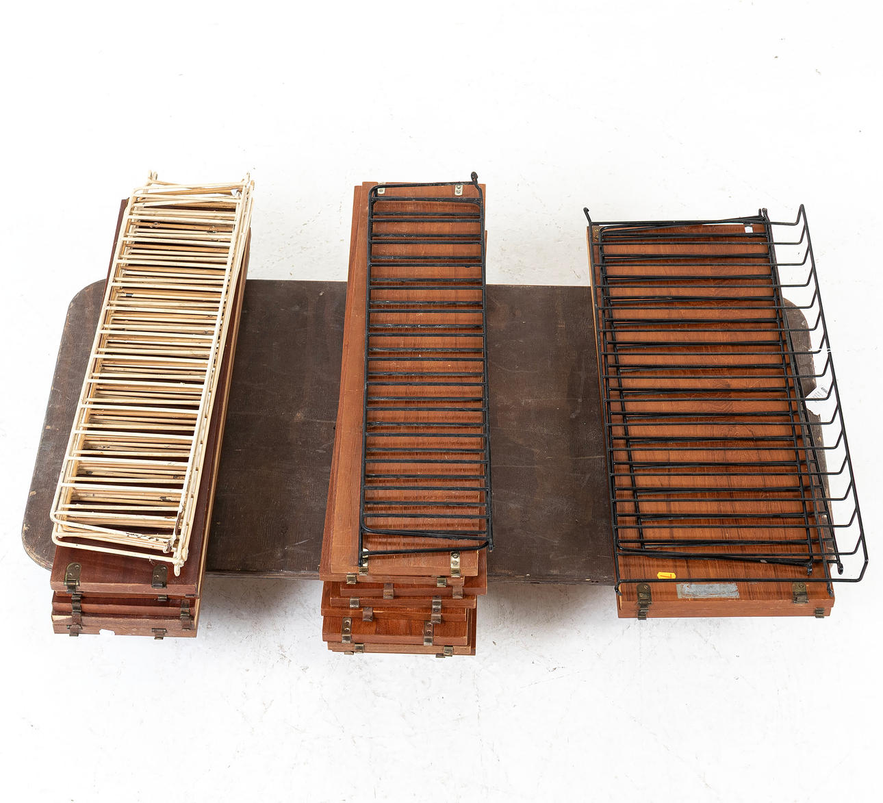 VÄGGHYLLOR, ett parti, "Stringmodell", 1900-talets andra hälft.