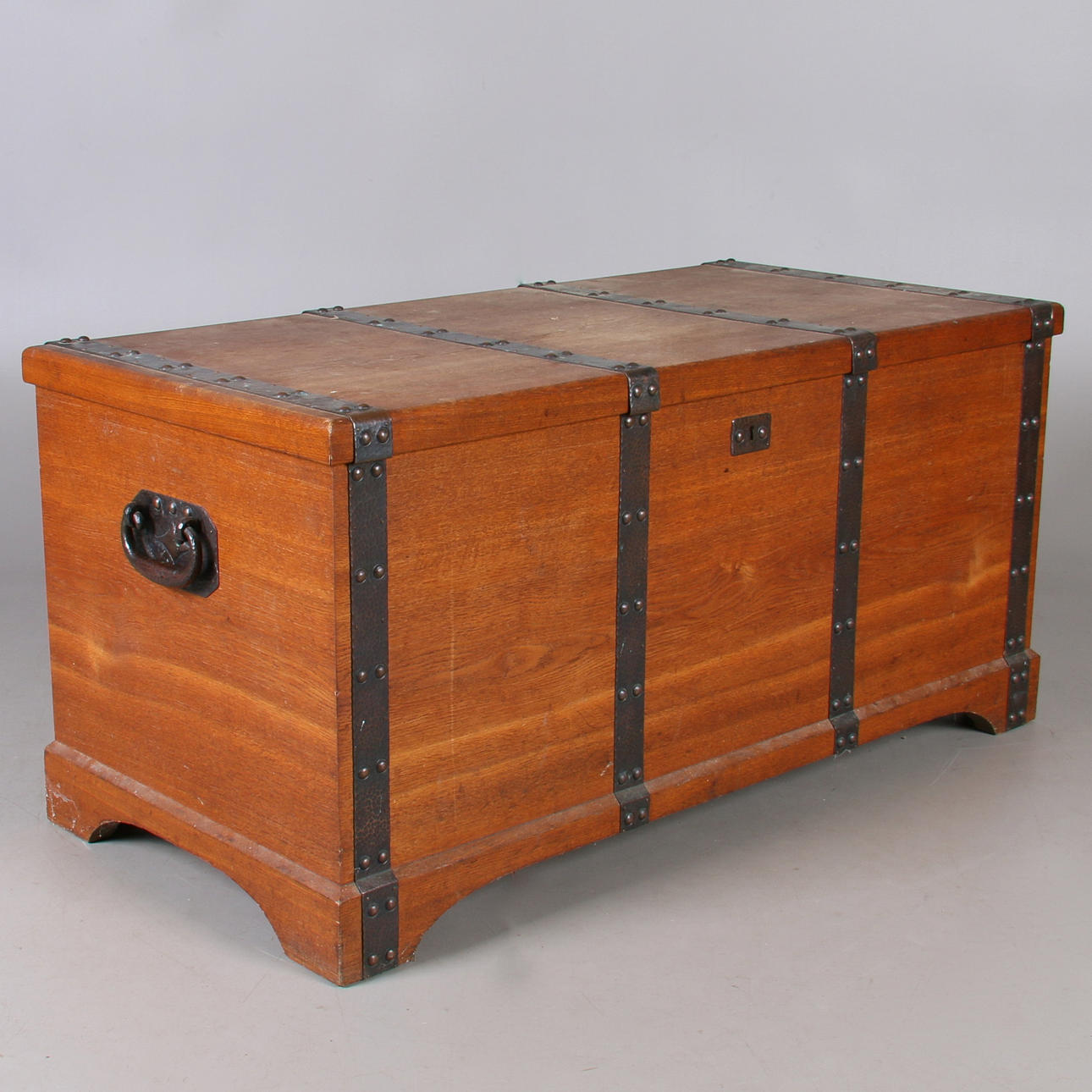 KISTA, ek, med kopparbeslag, 1900-talets andra hälft.