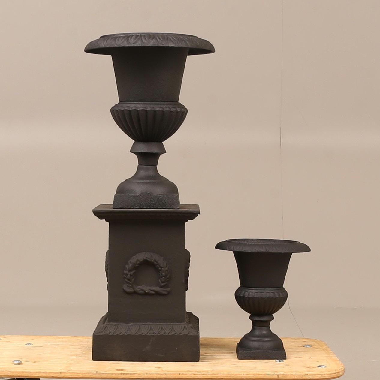 TRÄDGÅRDSURNOR, 2 stycken, gjutjärn, samtida.