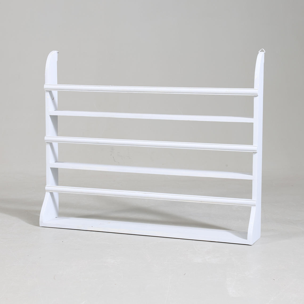 TALLRIKSHYLLA, bemålat trä, 1900-tal.