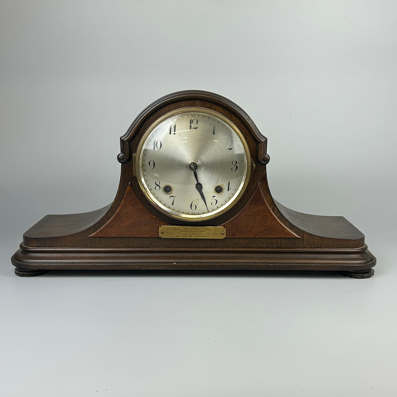 AN OAK CASED MANTEL CLOCK.