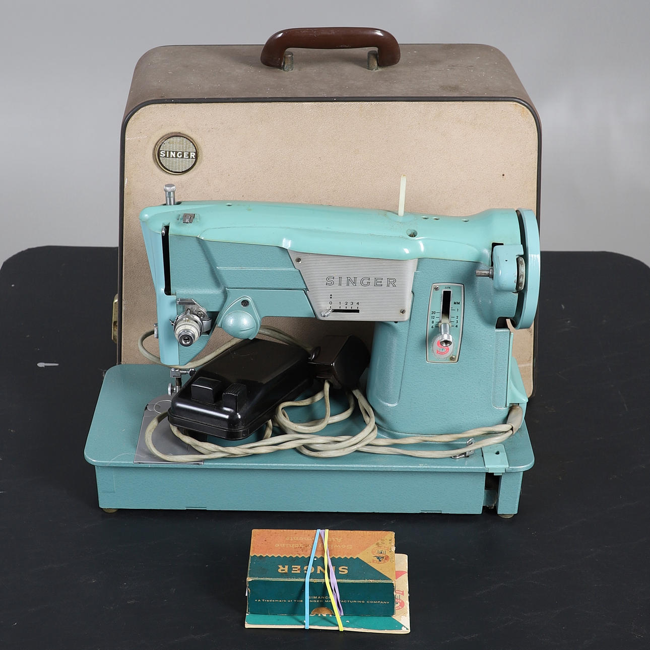A VINTAGE SINGER SEWING MACHINE.
