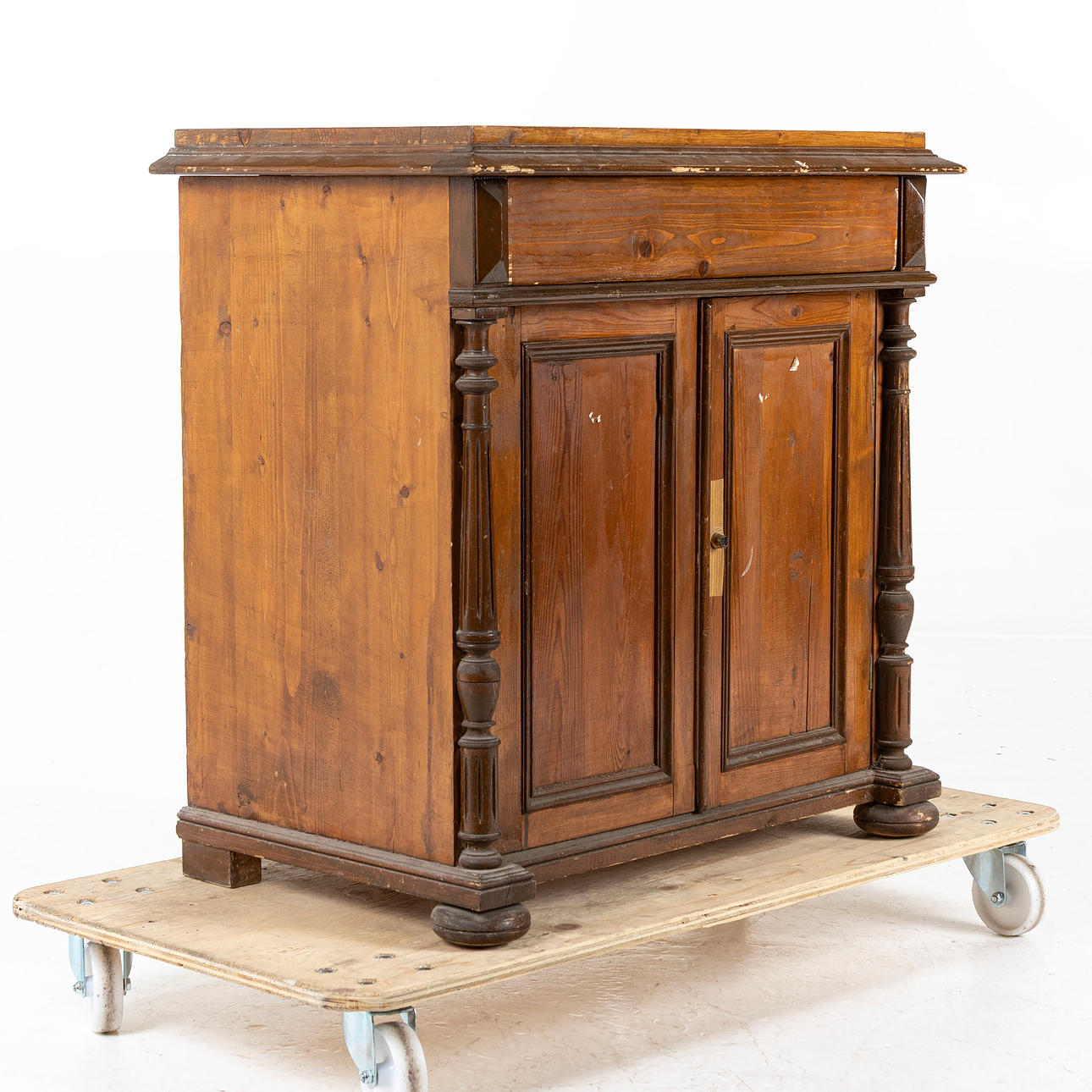 KOMMOD. nyrenässans, sekelskiftet 1900.