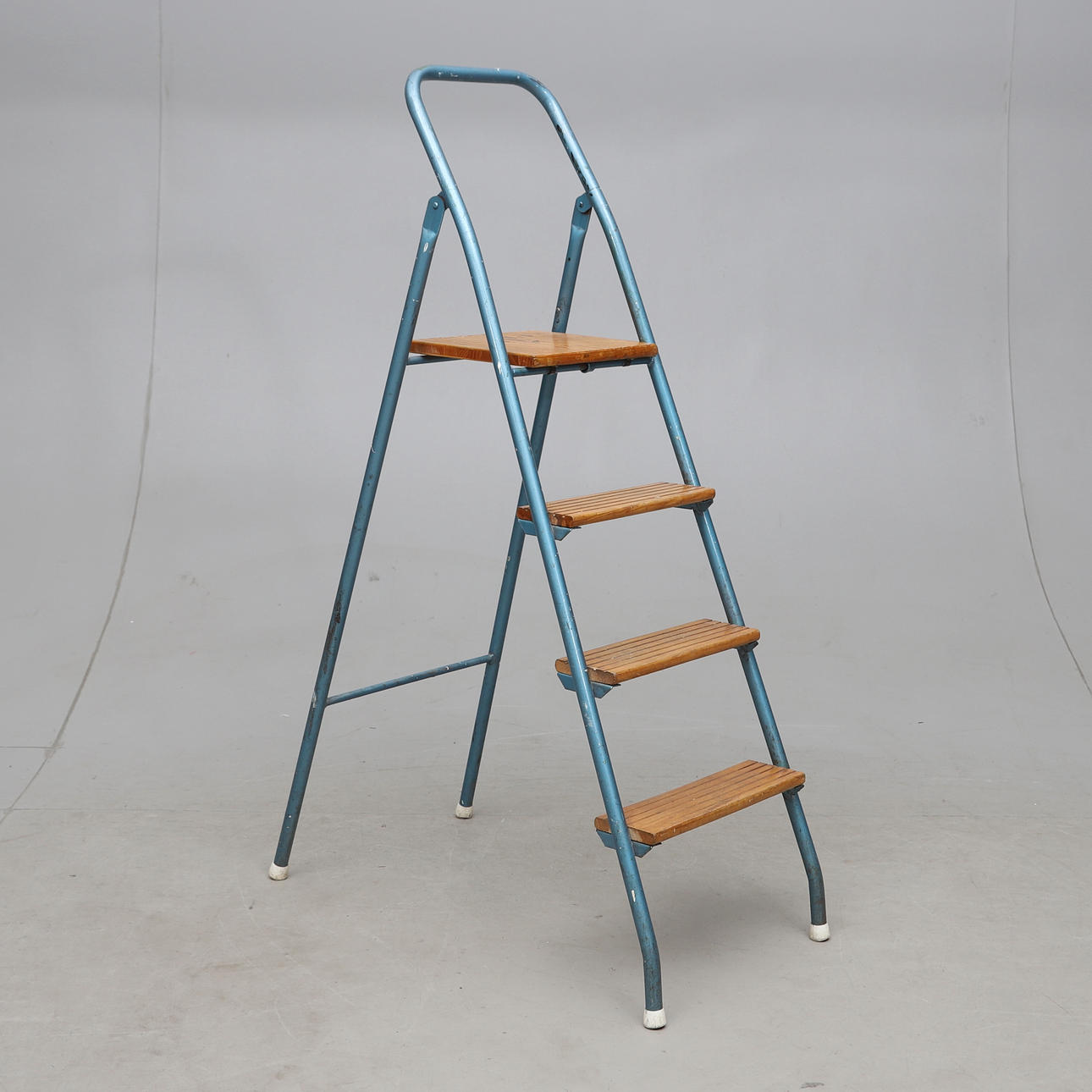 TRAPPSTEGE, 4 steg, stålrör och trä, 1900-talets andra hälft.