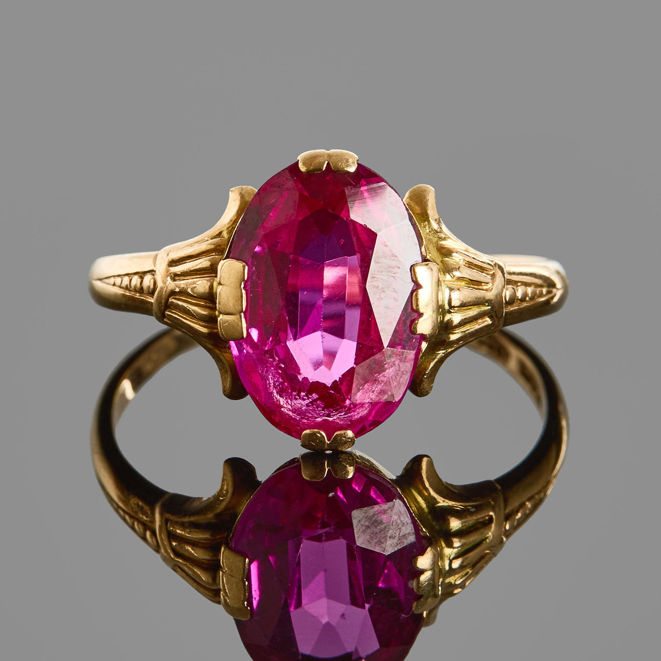 RING, 18k guld med en syntetisk rubin.