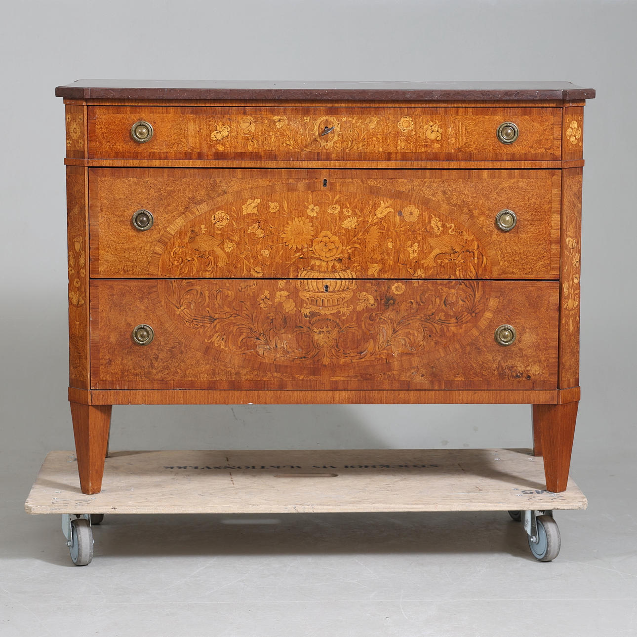 BYRÅ, gustaviansk stil, 1900-tal.