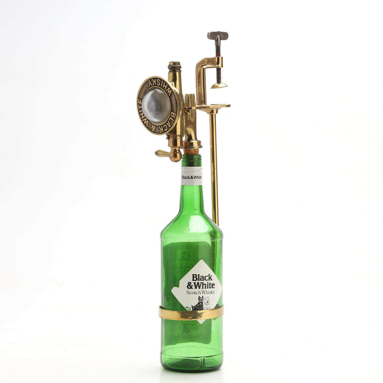 WHISKY BLACK & WHITE, märkt BASKELL & CHAMBERS SOLE MAKERS, mässing, tap för flaskor. 1900-talets mitt.