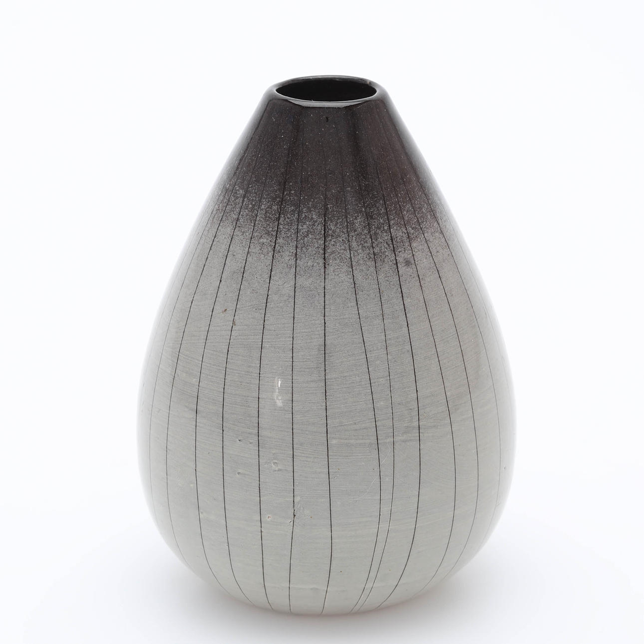 VICKE LINDSTRAND. vas, glaserad stengods, monogramsignerad.