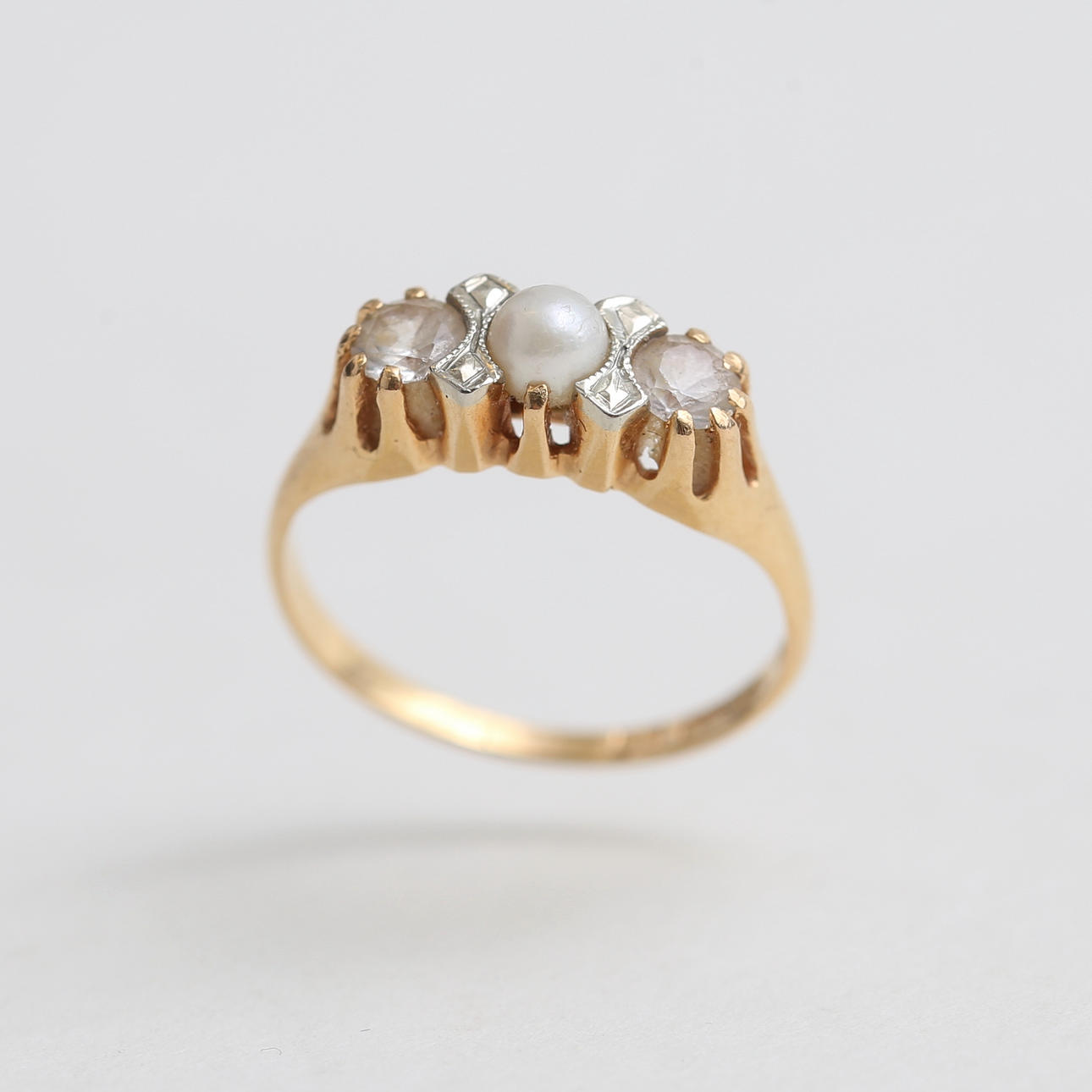 RING, 18 k guld med stenar samt pärla, 2,94 gram.