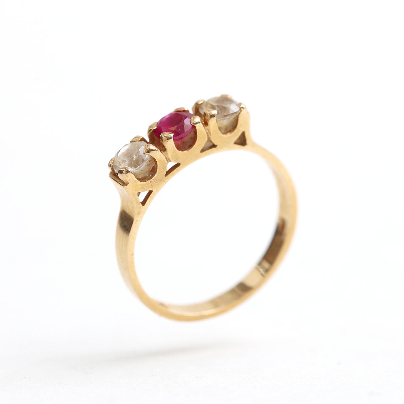 RING, 18 k guld med 3 stenar 2,80 gram.