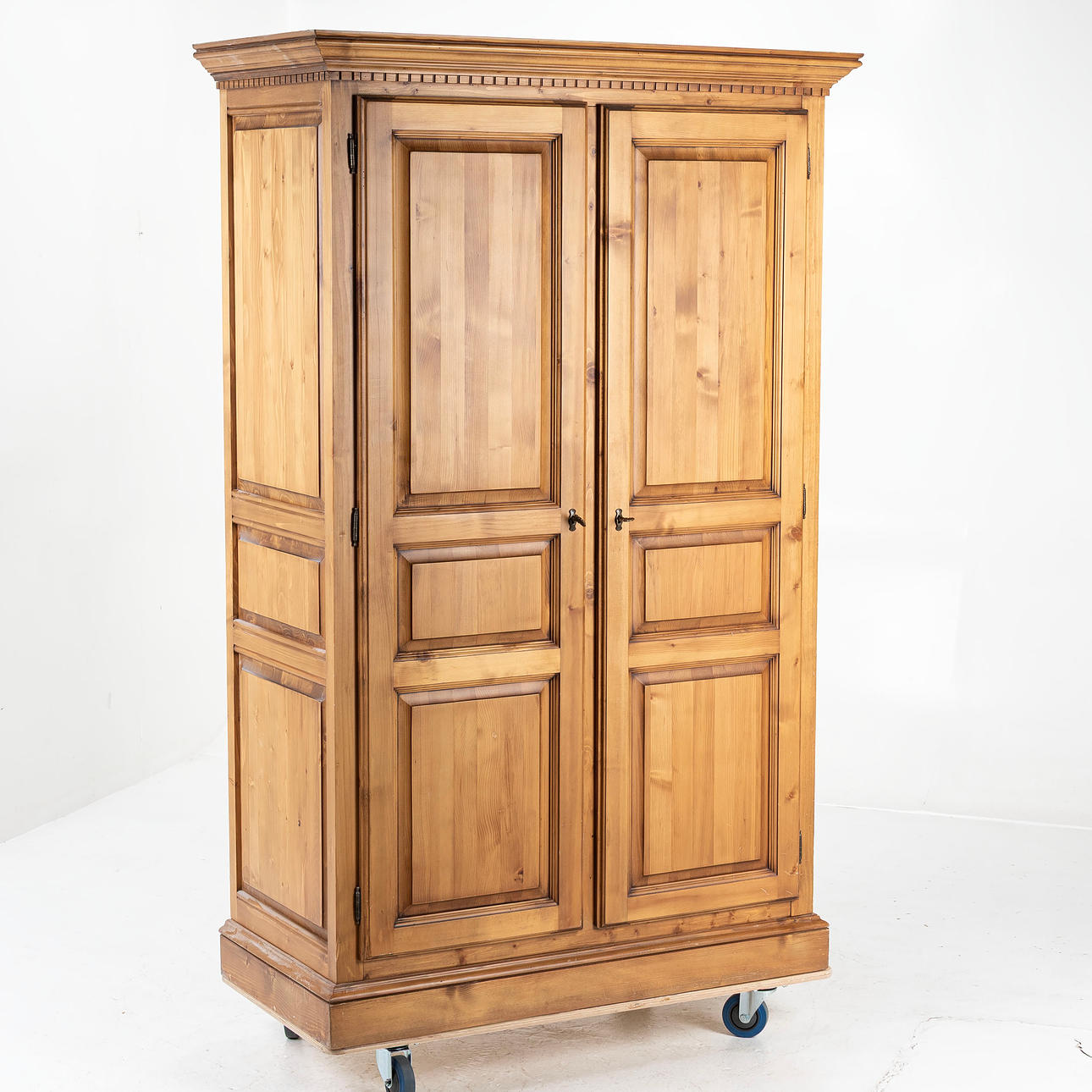 KLÄDSKÅP, samtida tillverkning.