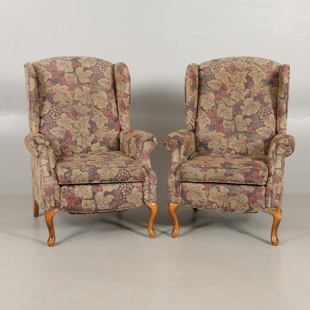 ÖRONLAPPSFÅTÖLJER, 1 par, 1900-talets andra hälft.