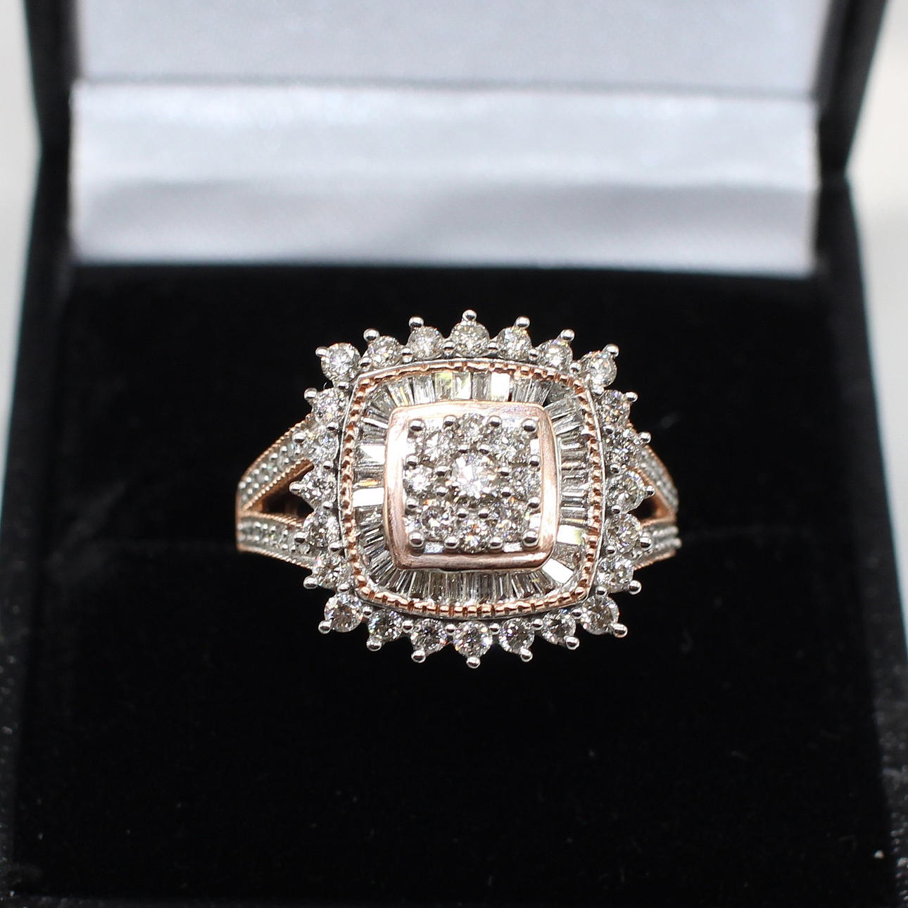 1.00CT DIAMOND CLUSTER RING.