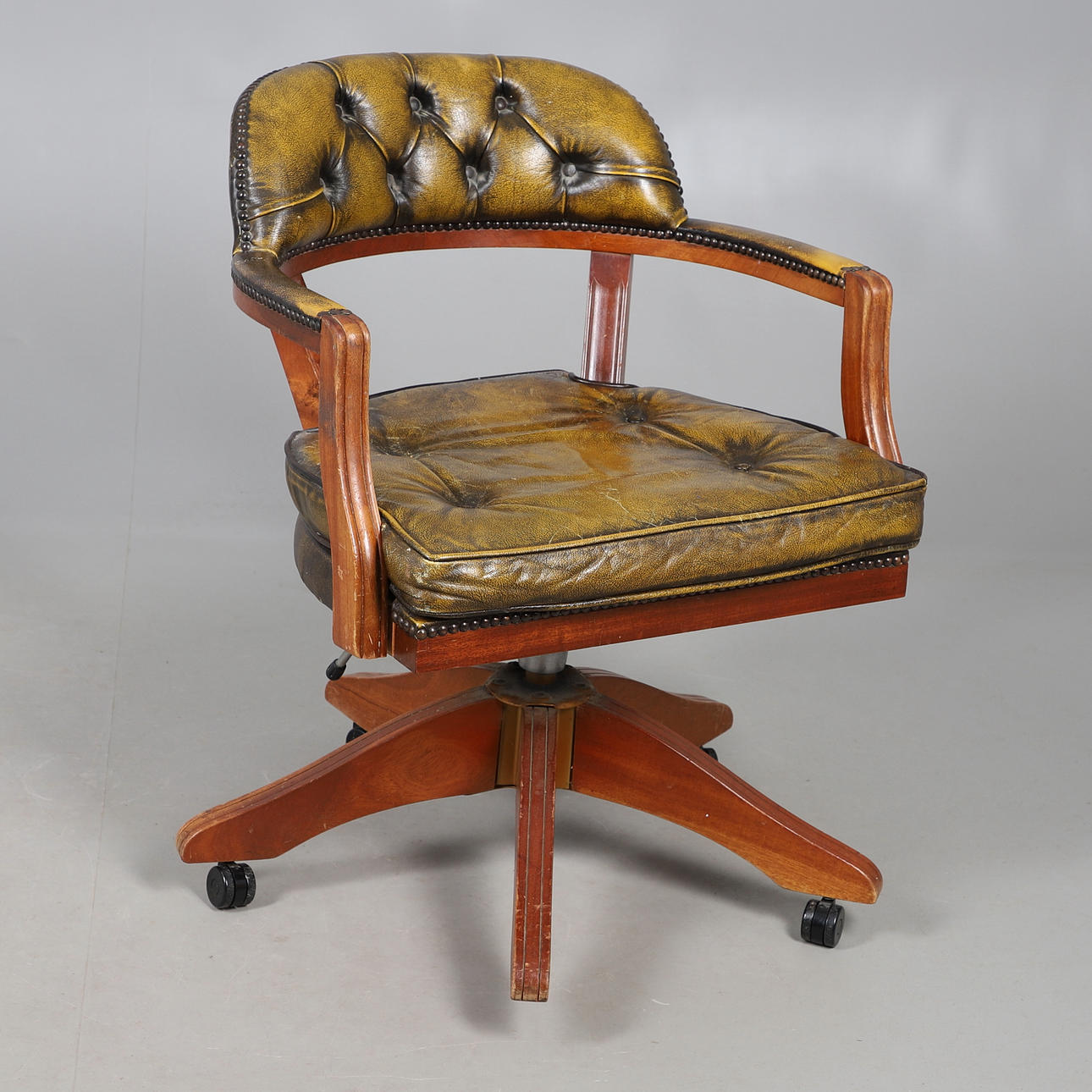 REPRODUCTION SWIVEL OFFICE CHAIR. Furniture - Sofas & seatings - Auctionet