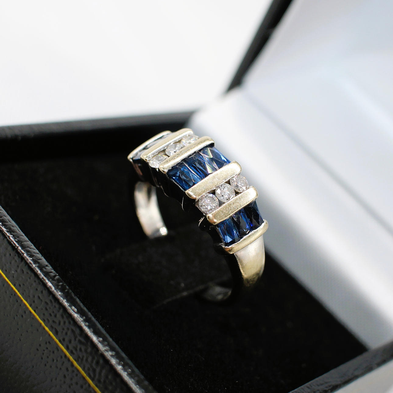 SAPPHIRE & DIAMOND RING.