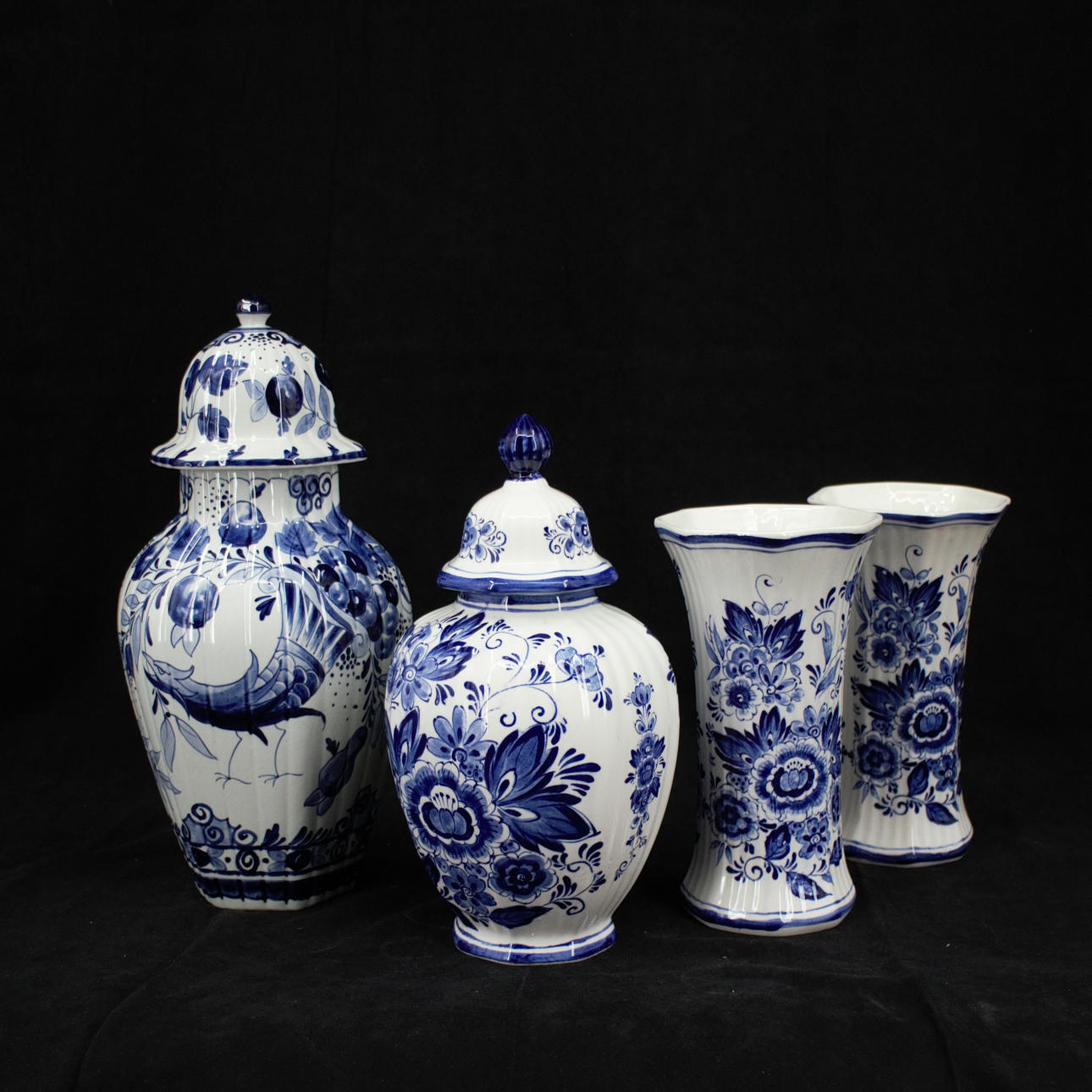 LOCKER URNS and vases, 4 pieces, Delft.