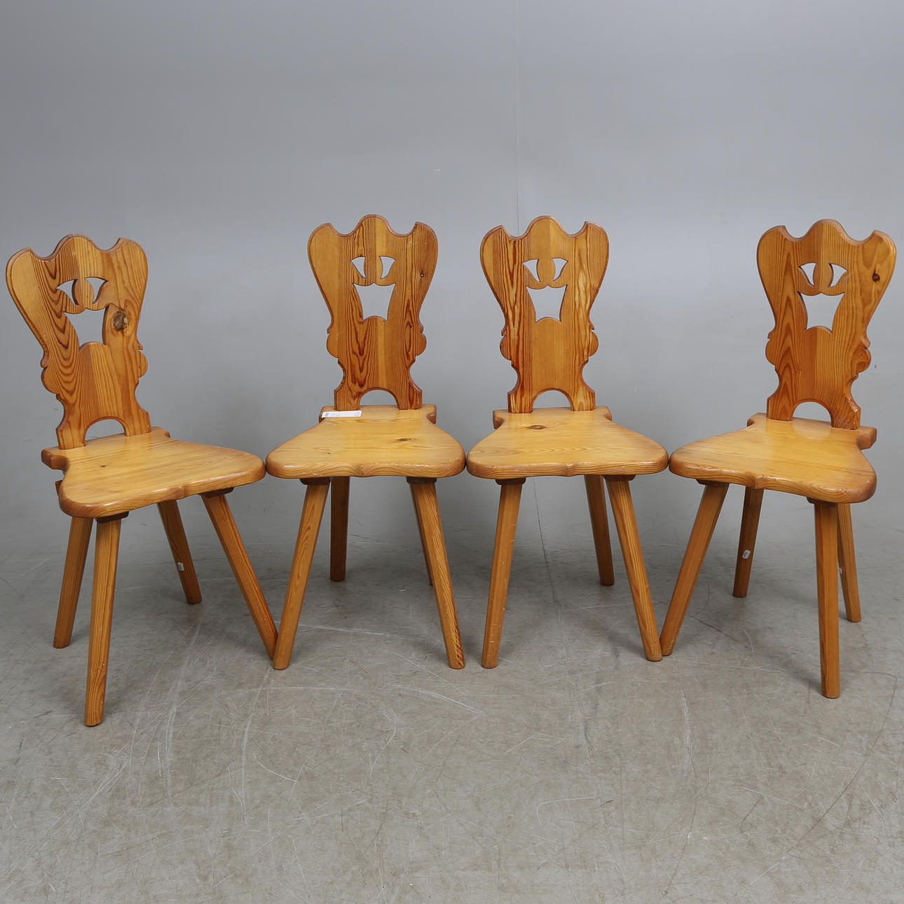 STOLAR, 4 st. Furu. Enligt uppgift Östervåla, 1900-tal.