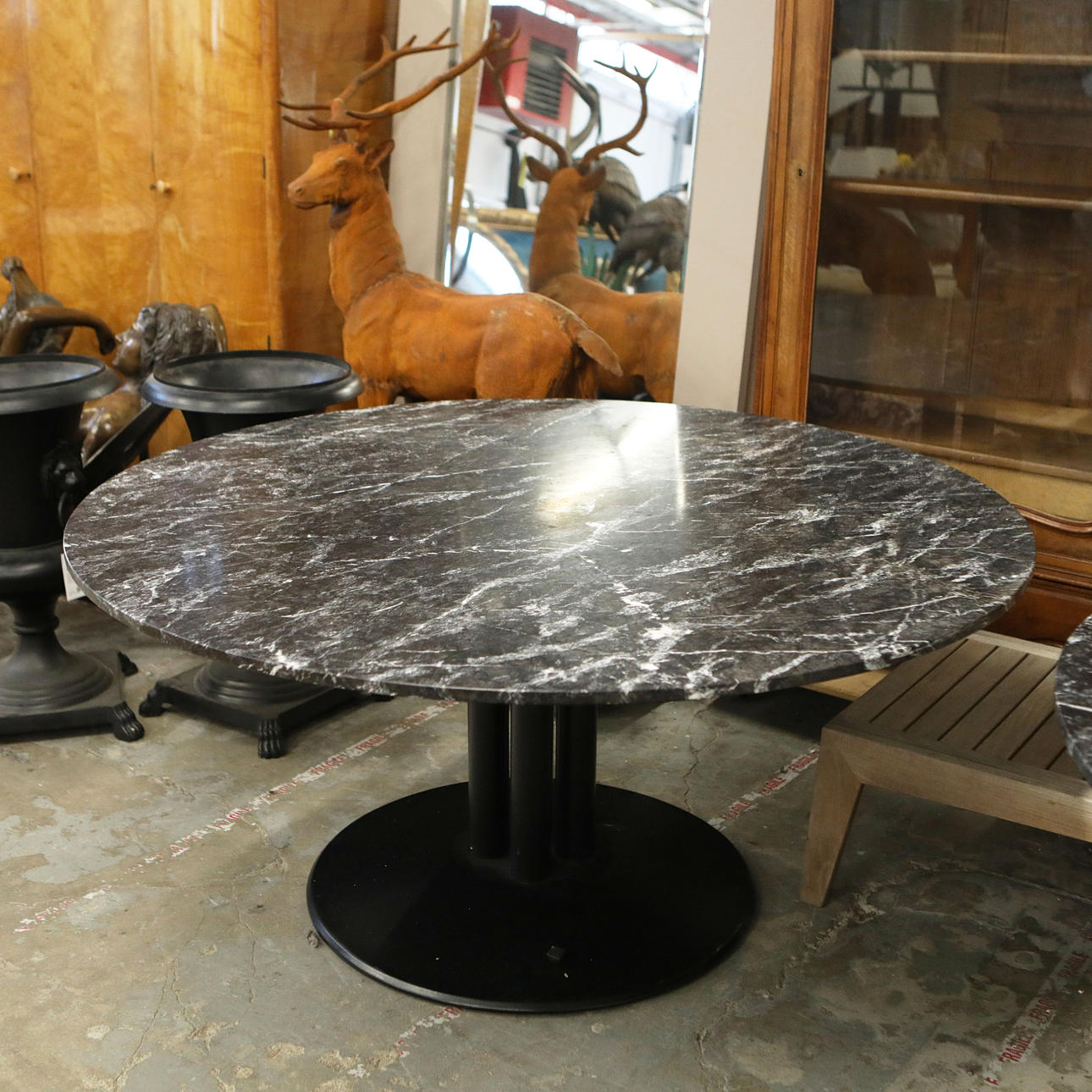 CIRCULAR MARBLE DINING TABLE.
