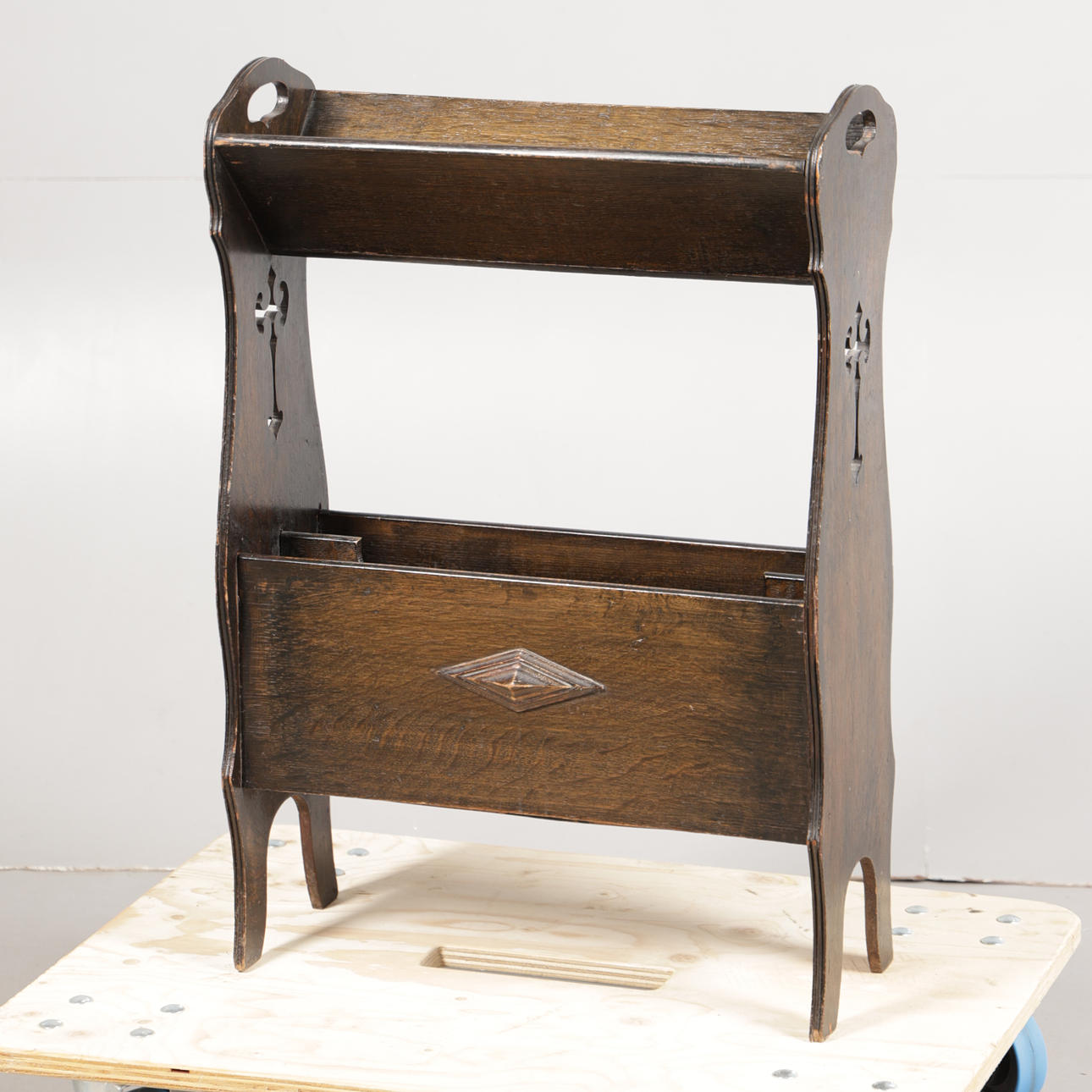 AN EARLY 20TH CENTURY OAK BOOKCASE.