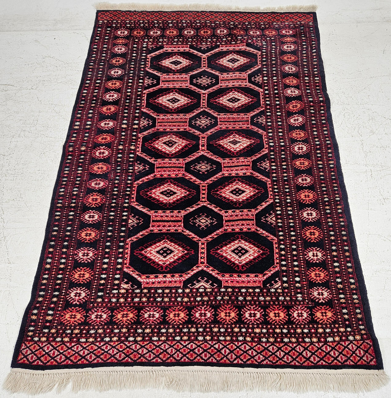 An oriental rug, approx. 184x125 cm.